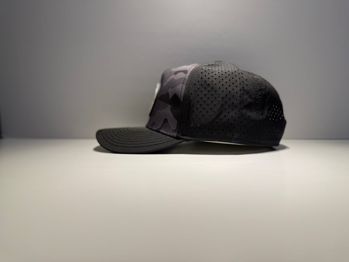 "THE EAGLE" • 5 PANEL • SNAPBACK • BLACK/CAMO