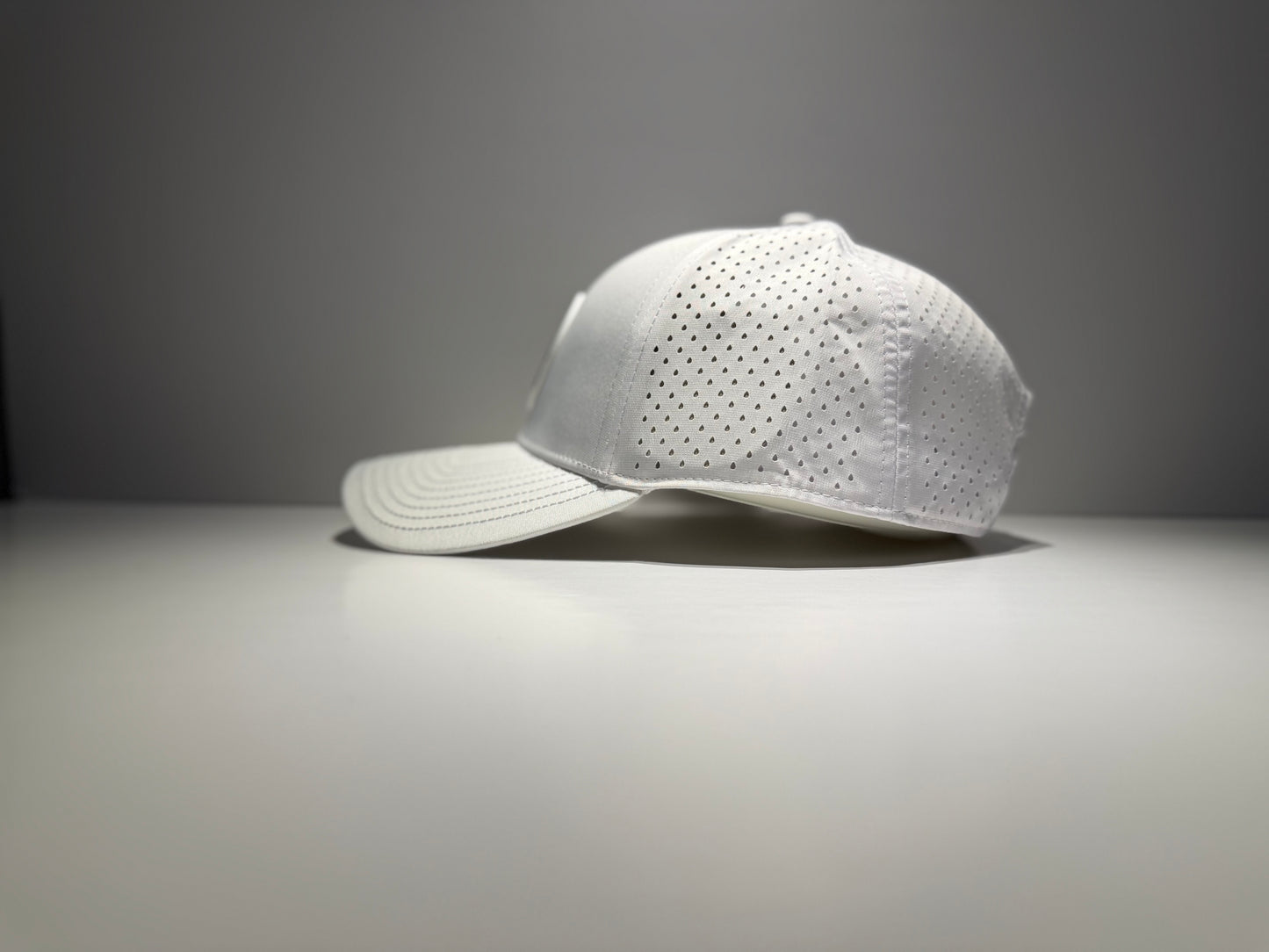"THE TAILS" • 6 PANEL • SNAPBACK • WHITE