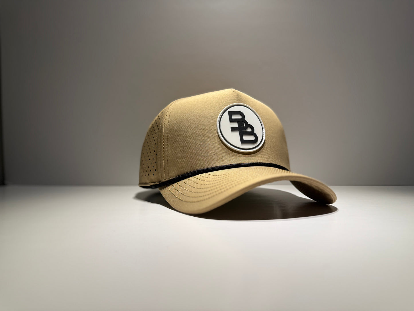 "THE BEAR" • 5 PANEL-ROPE • SNAPBACK • TAN