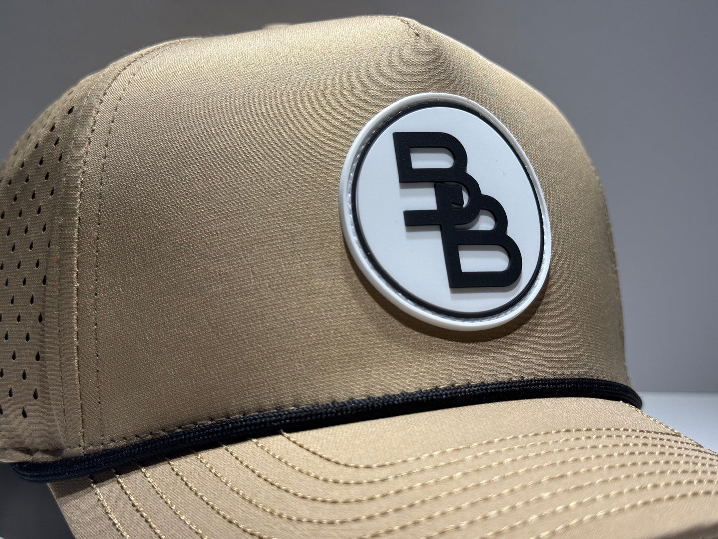 "THE BEAR" • 5 PANEL-ROPE • SNAPBACK • TAN