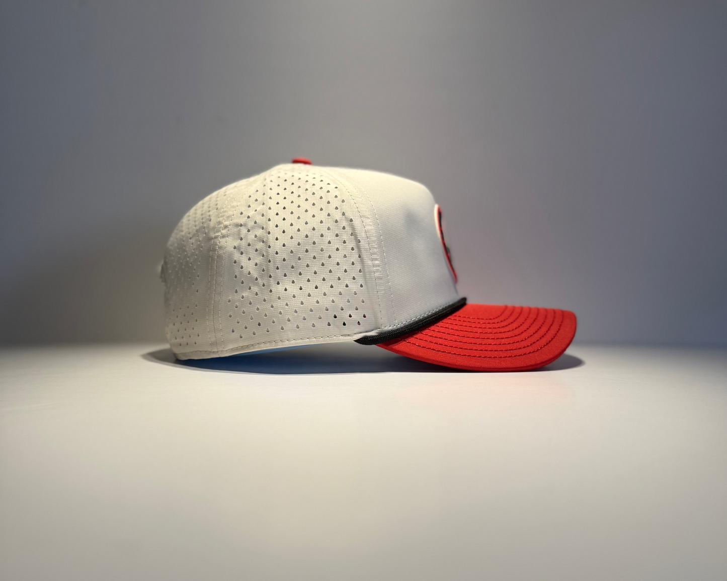 "THE DUDE" • 5 PANEL • SNAPBACK • OFF WHITE/RED